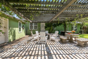 Gorgeous Home 2 Blks from Main St with Hottub and Firepit